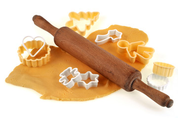 Pâte à tarte, rouleau à pâtisserie et emportes pièces