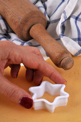 Découpe d'un sablé en forme d'étoile