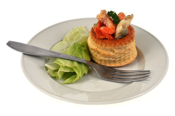 Vol-au vent avec poisson, crevettes, carotte et salade