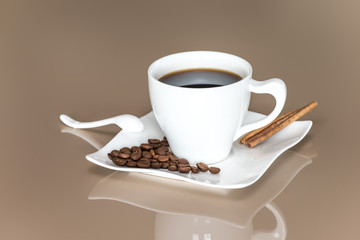 Heißer Kaffee mit Dekoration