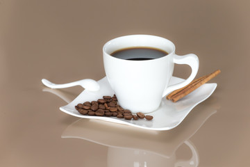 Heißer Kaffee mit Dekoration