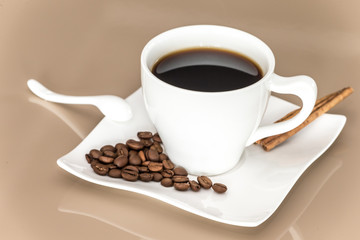 Heißer Kaffee mit Dekoration