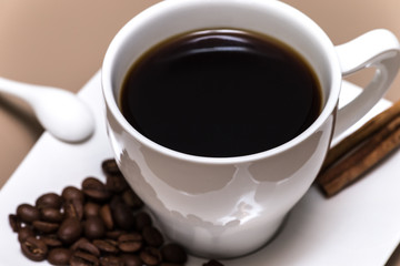 Heißer Kaffee mit Dekoration