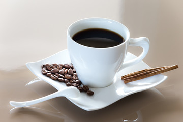 Heißer Kaffee mit Dekoration