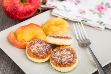Cheese pancakes with baked apples
