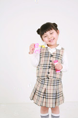 스튜디오 안의 여자 꼬마 어린이