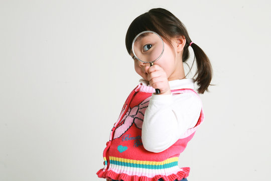 스튜디오 안의 여자 꼬마 어린이