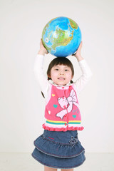 스튜디오 안의 여자 꼬마 어린이