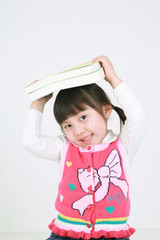 스튜디오 안의 여자 꼬마 어린이