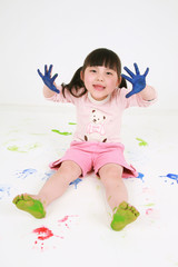 스튜디오 안의 여자 꼬마 어린이