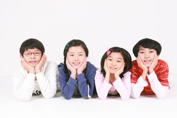 스튜디오 안의 초등학생 어린이들