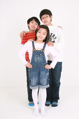 스튜디오 안의 초등학생 어린이들