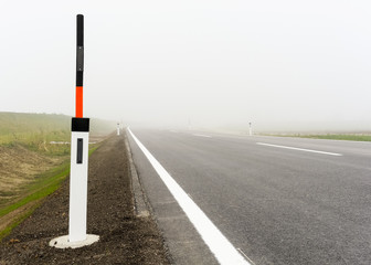 Schneestange auf Straße für Winterbetrieb