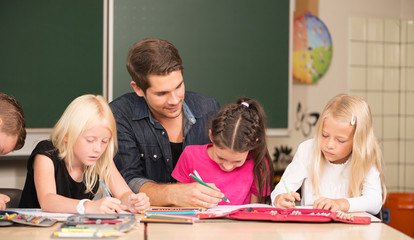 Lehrer hilft in der Grundschule