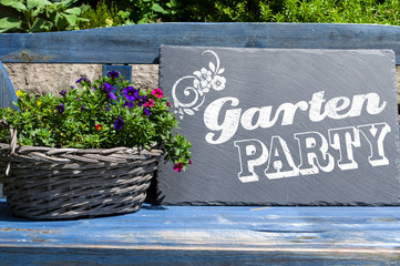 Kreidetafel mit Gartenparty