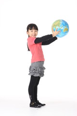 스튜디오 안의 아시안 어린이들