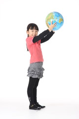 스튜디오 안의 아시안 어린이들