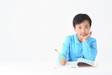 스튜디오 안의 아시안 어린이들