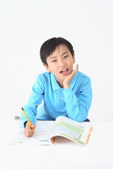 스튜디오 안의 아시안 어린이들