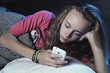 jeune fille dormant avec téléphone