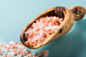 Fototapeta na wymiar himalayan pink salt on a olive wood spoon