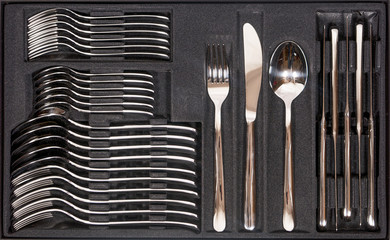Besteckkasten mit neuem Besteck