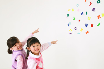 스튜디오 안의 아시안 어린이들