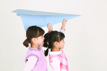 스튜디오 안의 아시안 어린이들