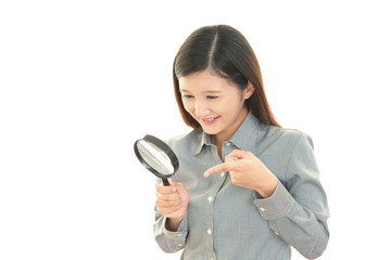 拡大鏡を持つ女性