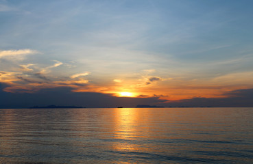 Obraz premium beautiful sunset at sea