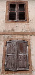 Fenêtre avec vieux volets