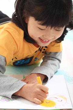 스튜디오 안의 그림 그리는 아시안 어린이