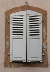 Fenêtre avec vieux volets