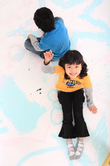 스튜디오 안의 그림 그리는 아시안 어린이