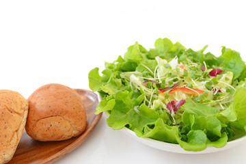 美味しそうなサラダとパン