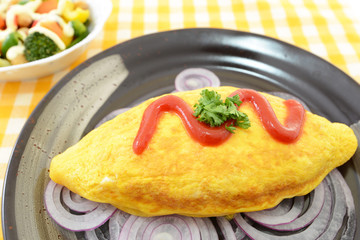 美味しそうなオムライスとサラダ
