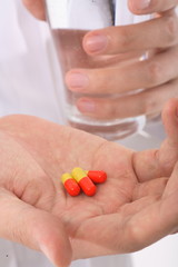 의학용품을 들고 있는 손 클로즈업