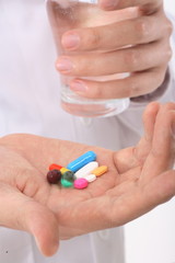 의학용품을 들고 있는 손 클로즈업