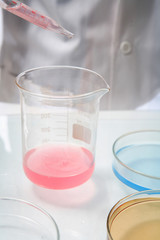 과학 실험하는 손 클로즈업