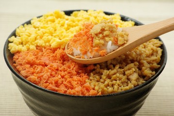 三色そぼろ丼