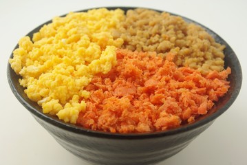 三色そぼろ丼
