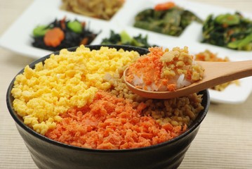三色そぼろ丼