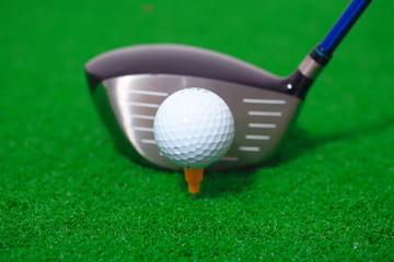 골프채와 골프 공 클로즈업