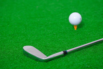 골프채와 골프 공 클로즈업