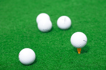 골프채와 골프 공 클로즈업