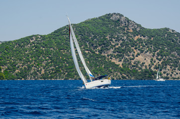 яхта под парусом в море