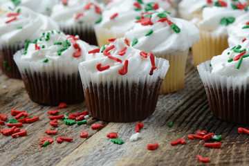 Chocolate and Vanilla Christmas Cupcakes