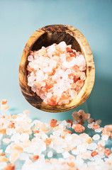 Fototapeta na wymiar himalayan pink salt on a olive wood spoon