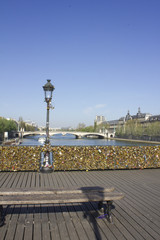Paris cadenas pont love padlocks bridge France
