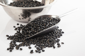 Black beans with transfer scoop and bowl